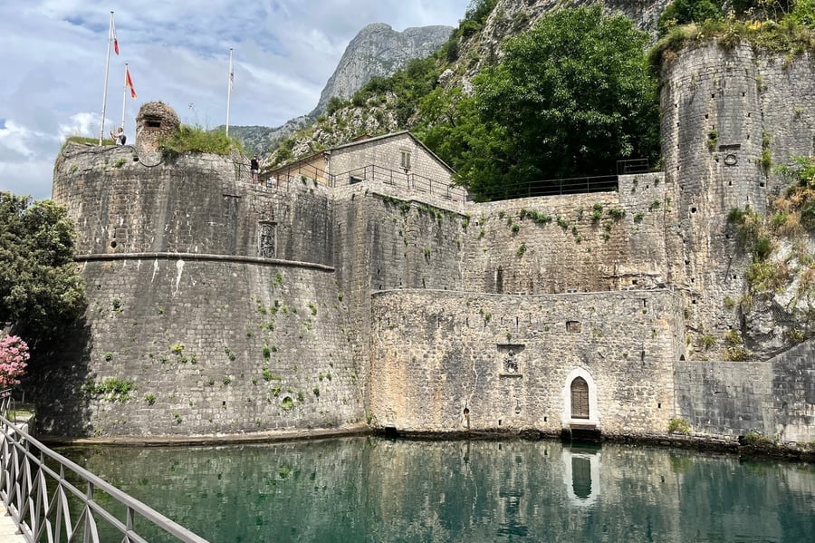 Le mura che salgono sul monte — Oltre quattro chilometri di fortificazioni verso la vetta