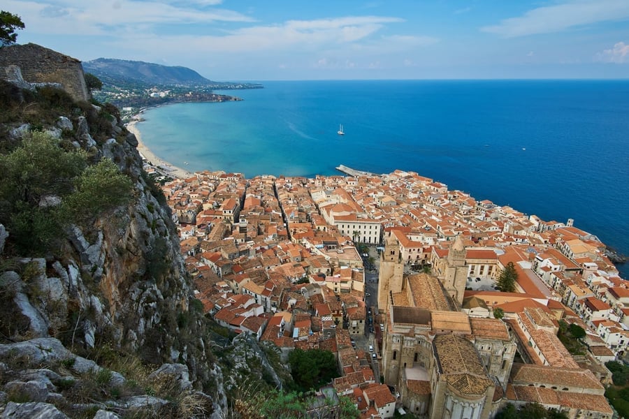 La Rocca — La vista sulla città e sulla costa dalla cima della Rocca
