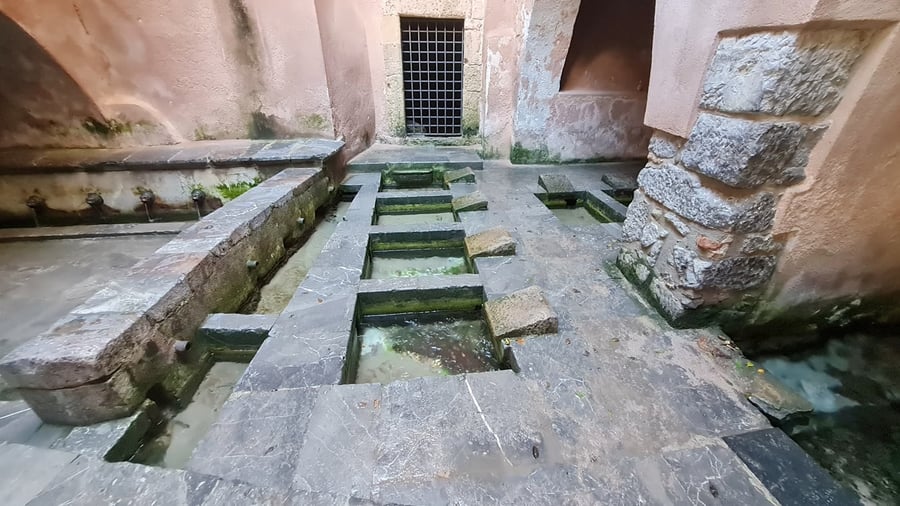 Lavatoio medievale — Un antico lavatoio alimentato da una sorgente che sgorga dalla roccia