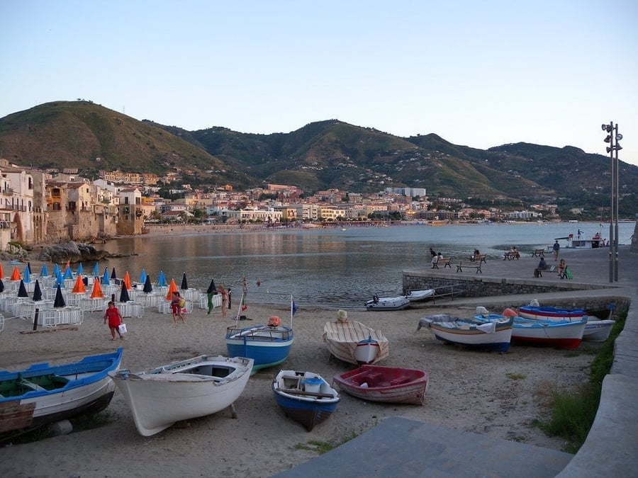 Le barche dei pescatori — Barche colorate tirate in secca sulla spiaggia della città vecchia