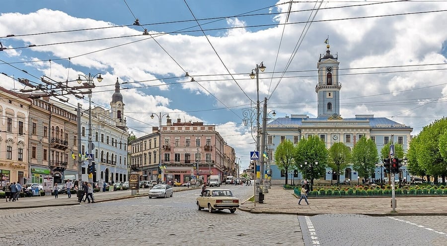 Piazza Centrale — Il cuore pulsante della città vecchia, tra tram, caffè e palazzi austro-ungarici