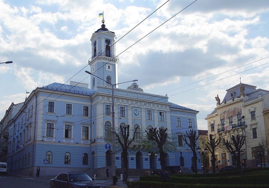 Municipio di Chernivtsi — La torre dell'orologio azzurra che segna il centro della città dal 1847