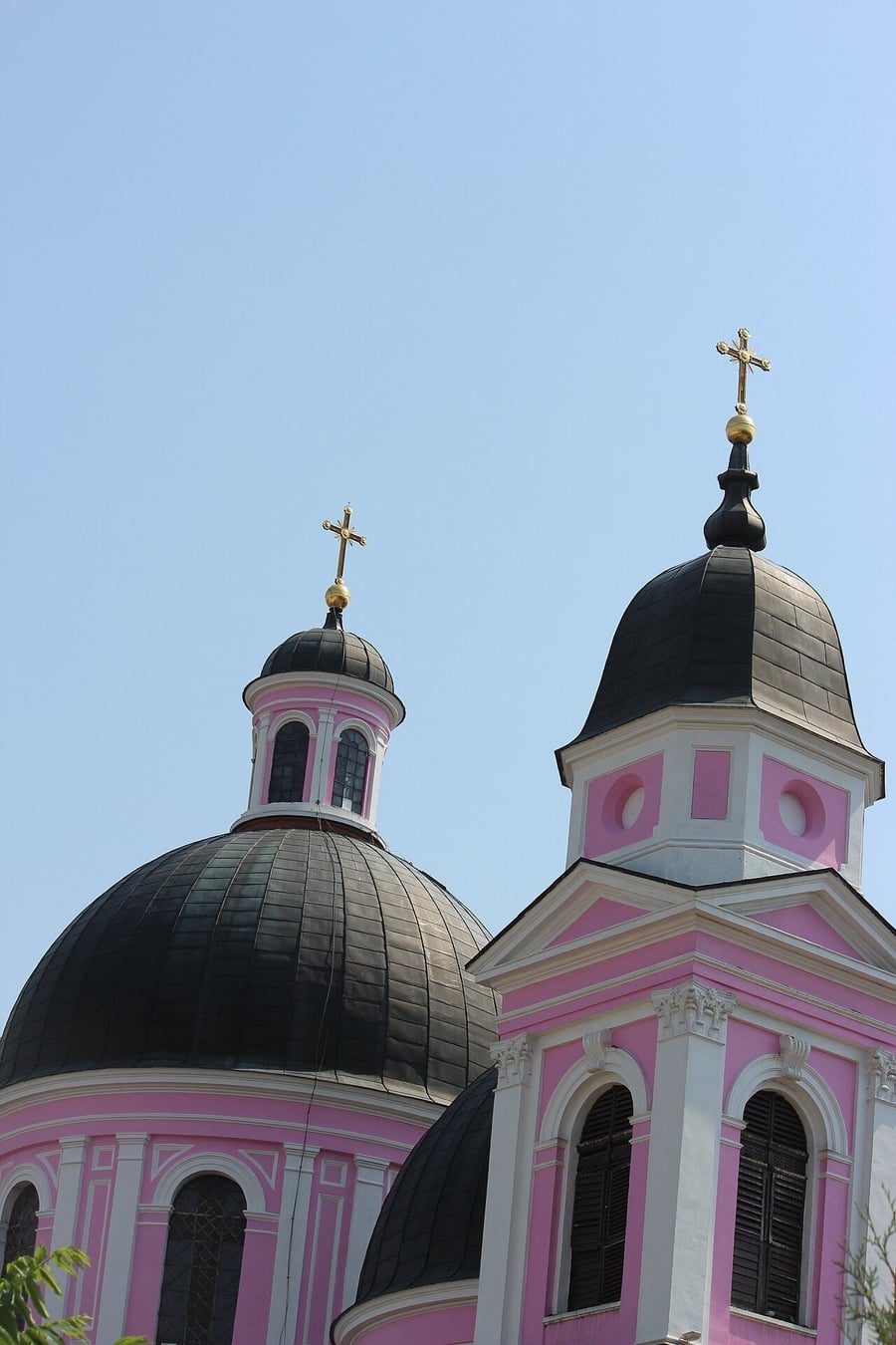 Cattedrale dello Spirito Santo — Le cupole rosa barocche della cattedrale ortodossa più importante della città