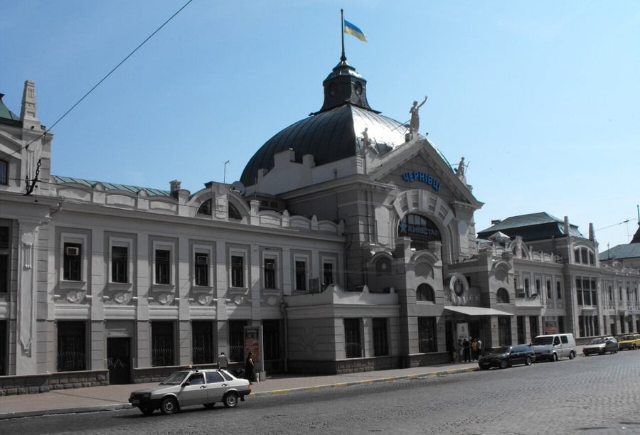 Stazione ferroviaria di Chernivtsi — Un palazzo in stile Art Nouveau costruito quando la città era 'la piccola Vienna'