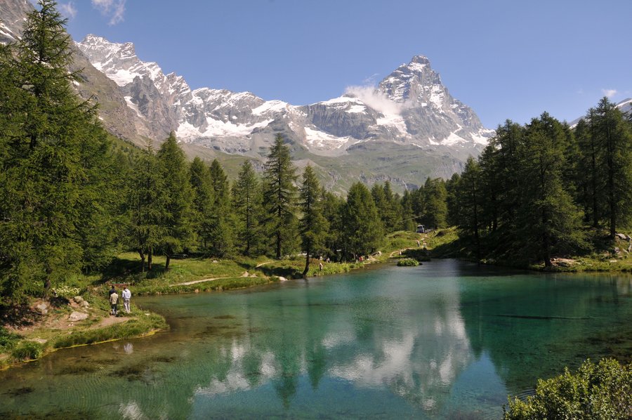 Il Lago Blu — Le acque che riflettono la sagoma del Cervino