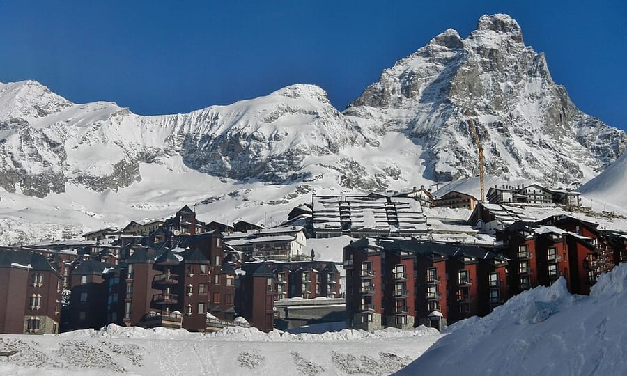 Panorama su Breuil-Cervinia — Il paese disteso nella conca ai piedi del Cervino