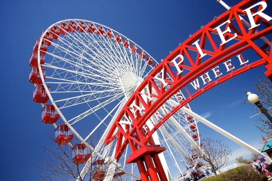 Navy Pier — La ruota panoramica sospesa sulle acque del lago Michigan