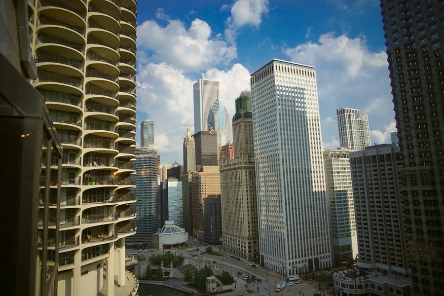 Chicago River e Marina City — Le torri a pannocchia che si specchiano nel fiume invertito