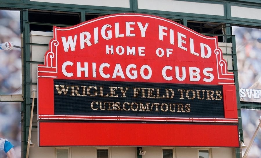 Wrigley Field — L'insegna rossa dello stadio di baseball più antico della National League