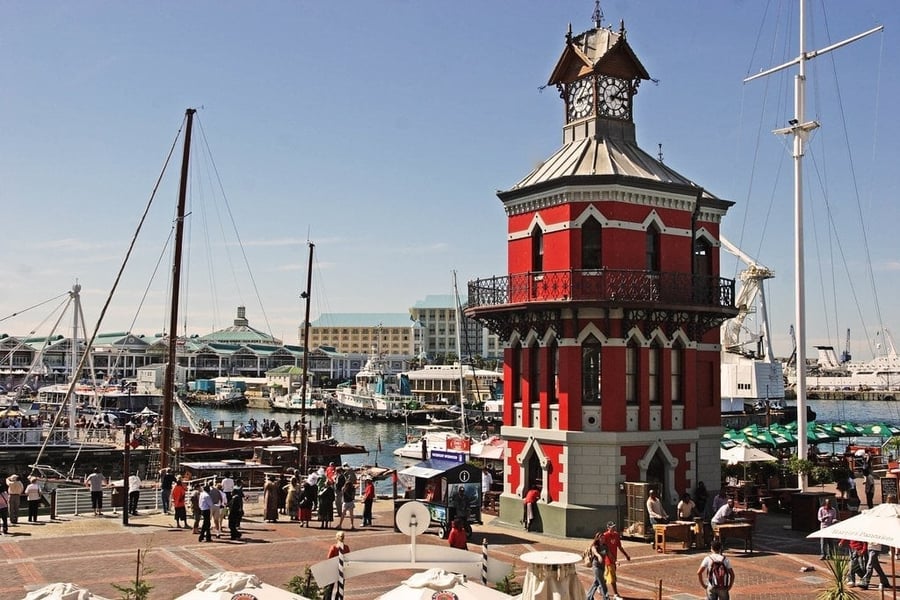 V&A Waterfront — La torre dell'orologio vittoriana all'ingresso del porto più vivo del Sudafrica