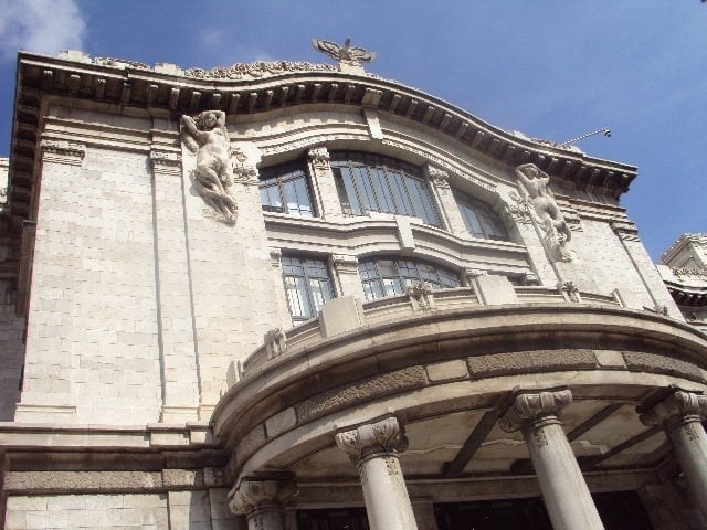 Palacio de Bellas Artes — Marmo bianco Art Nouveau fuori, murales Art Déco dentro