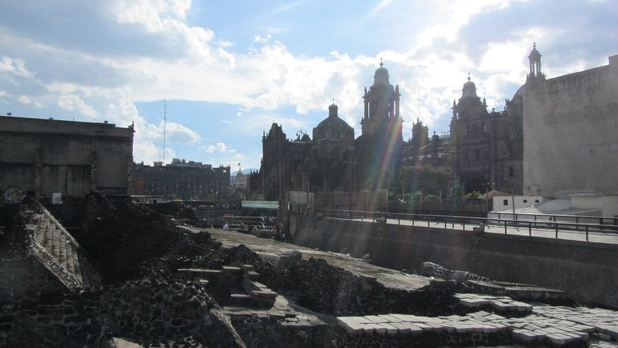 Templo Mayor — Le rovine del tempio azteco riemerse accanto alla cattedrale coloniale