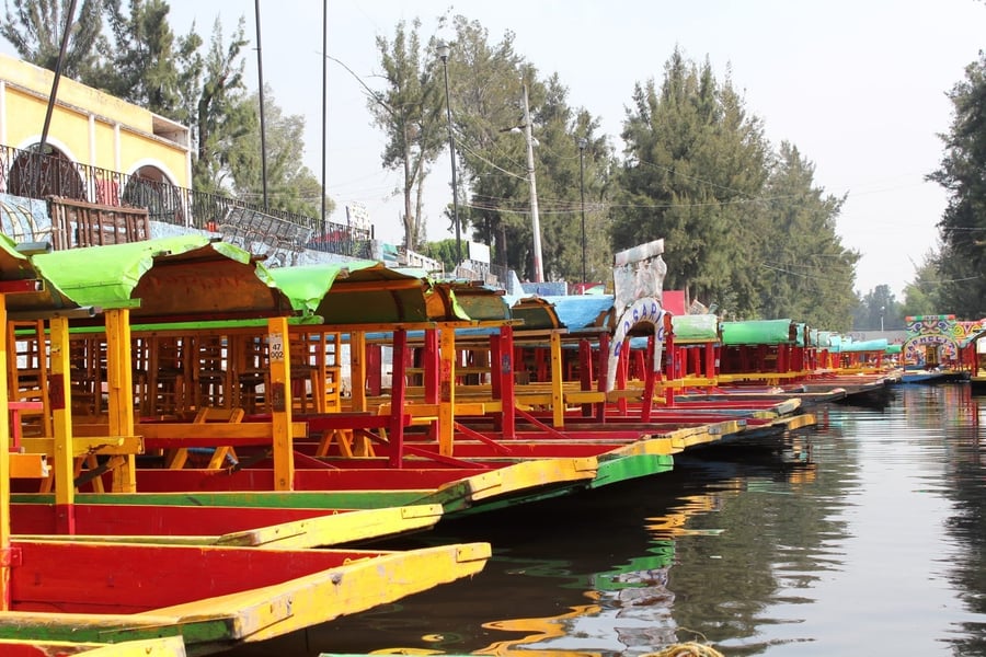 Trajineras di Xochimilco — Barche variopinte che scivolano sugli ultimi canali aztechi della capitale