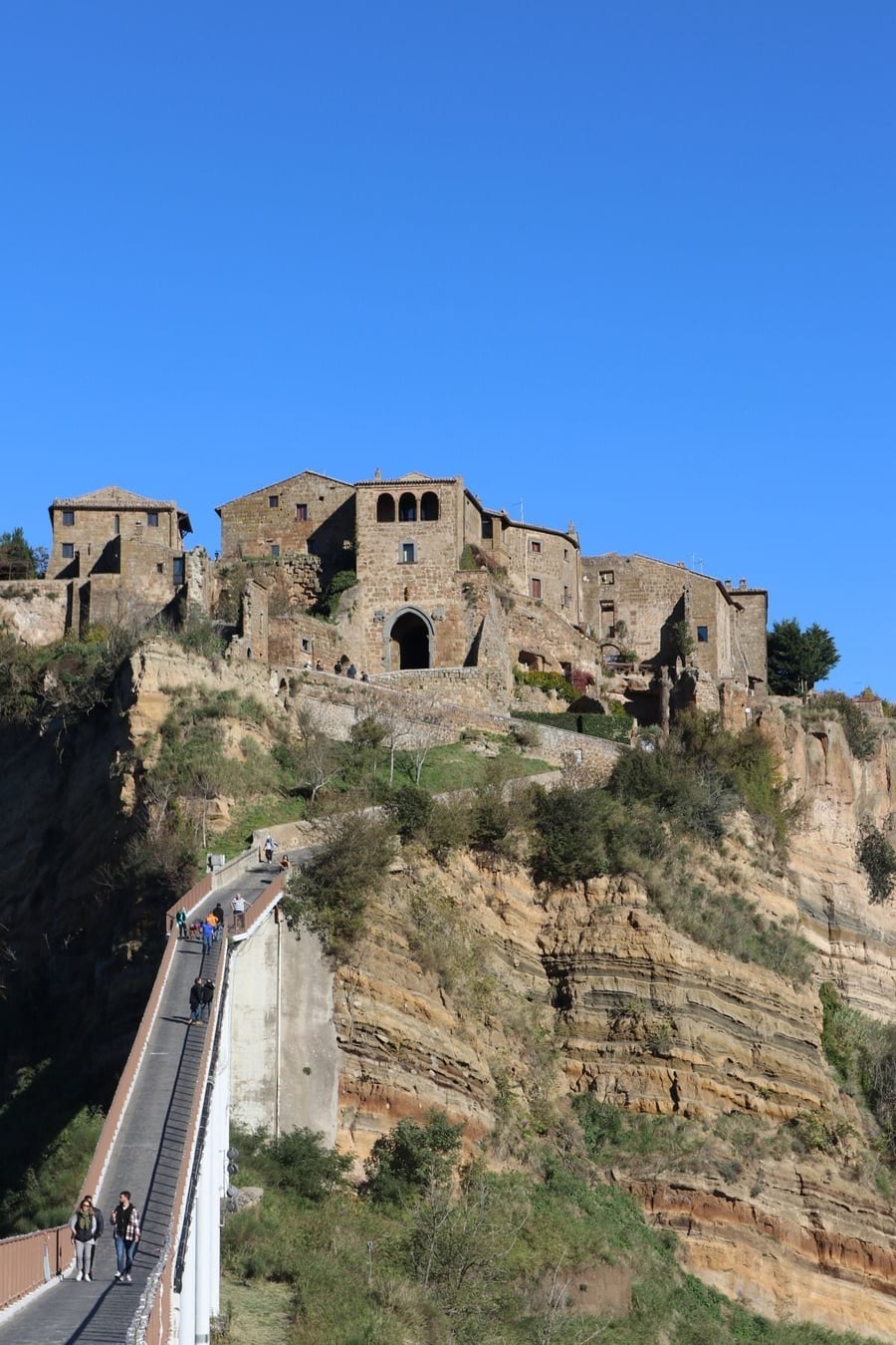 The Bagnoregio viewpoint — A look at the crumbling cliff