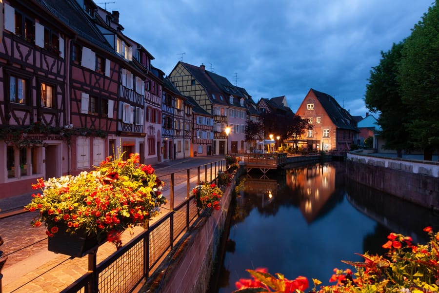 Colmar di sera — Le facciate colorate accese sull'acqua
