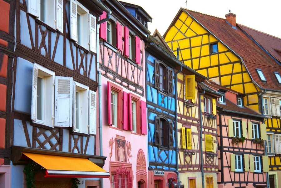Le case a graticcio — Una tavolozza di rosa, blu e giallo lungo le vie del centro