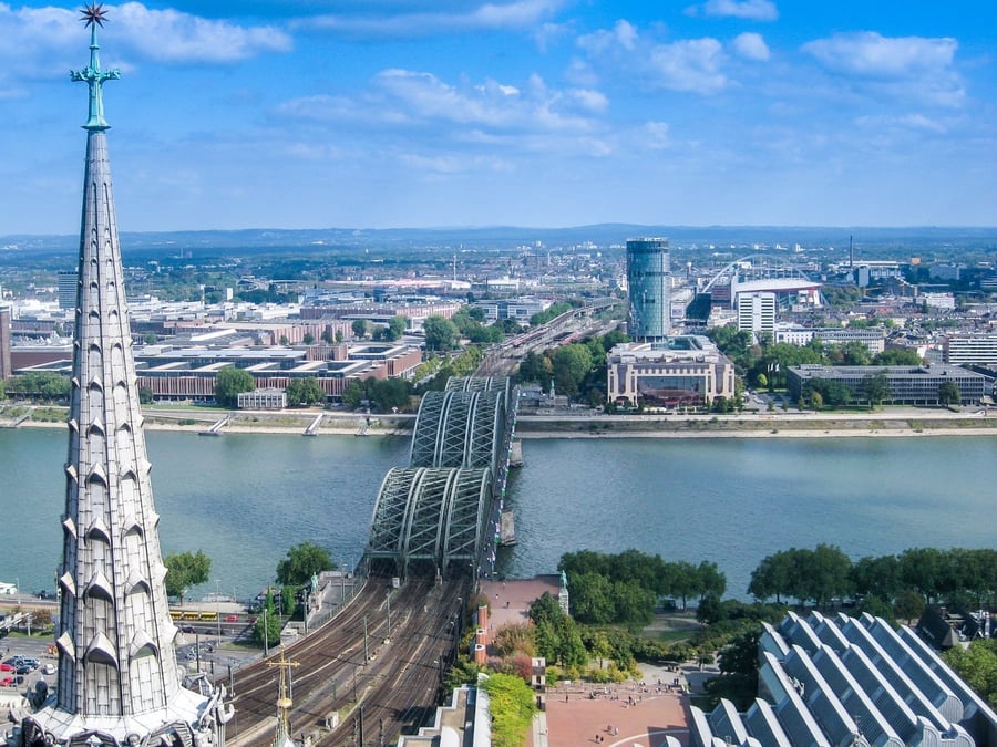 Ponte di Hohenzollern — Centinaia di migliaia di lucchetti dell'amore sul ponte ferroviario