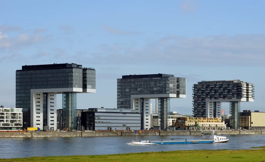Kranhäuser — Le case a forma di gru sul porto del Reno