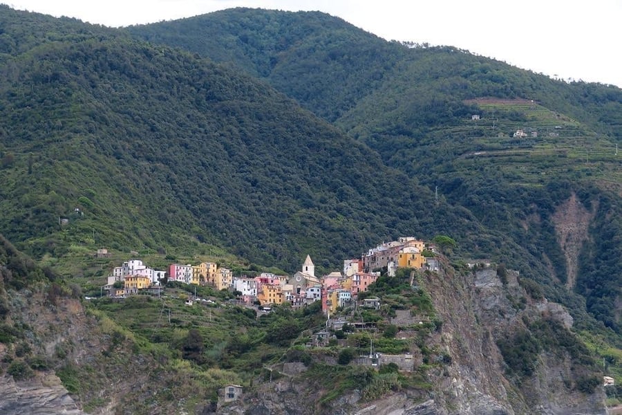 L'unico borgo senza mare — Il paese arroccato su un promontorio, lontano dalle onde