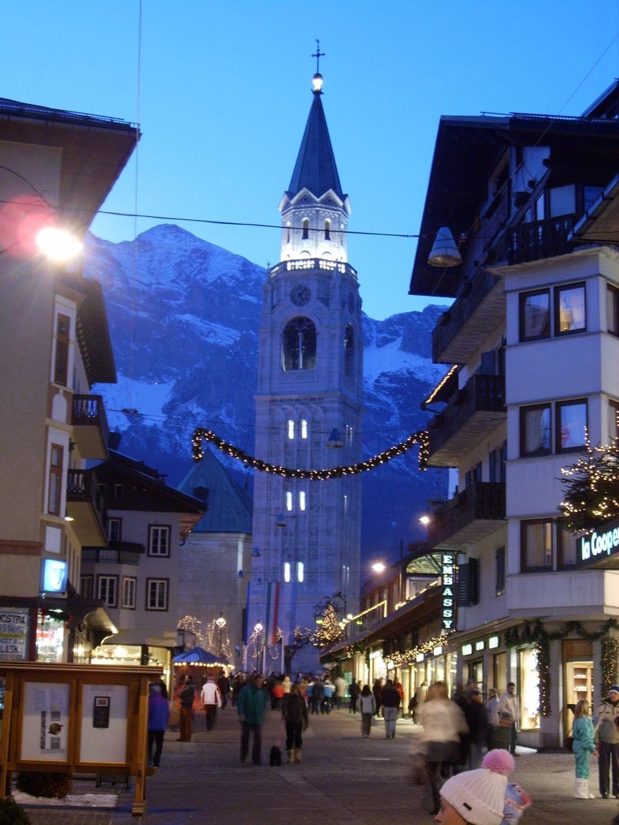 Chiesa dei Santi Filippo e Giacomo — Il campanile barocco che segna lo skyline del paese