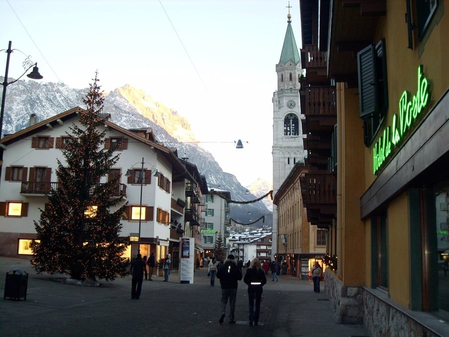 Corso Italia — La via dello struscio tra negozi eleganti e montagne sullo sfondo