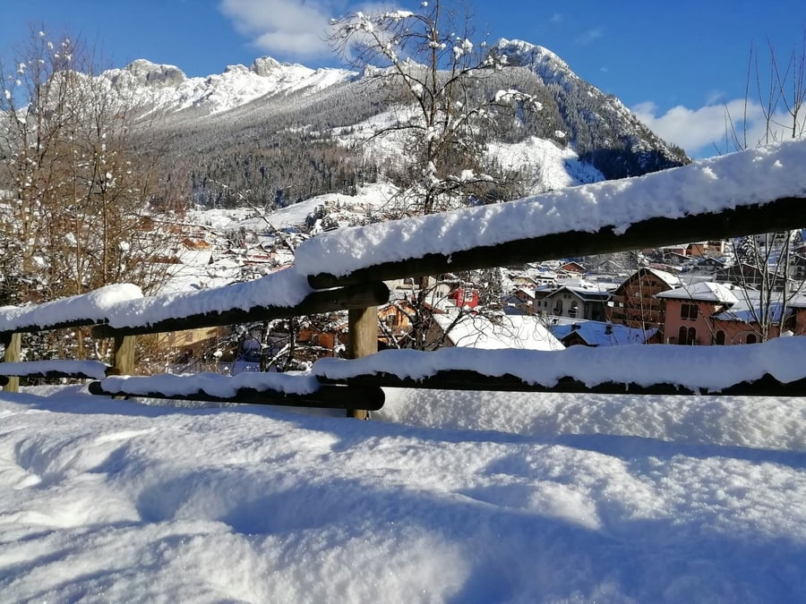 Cortina sotto la neve — Il paese sepolto dalla neve fresca, con le Tofane sullo sfondo