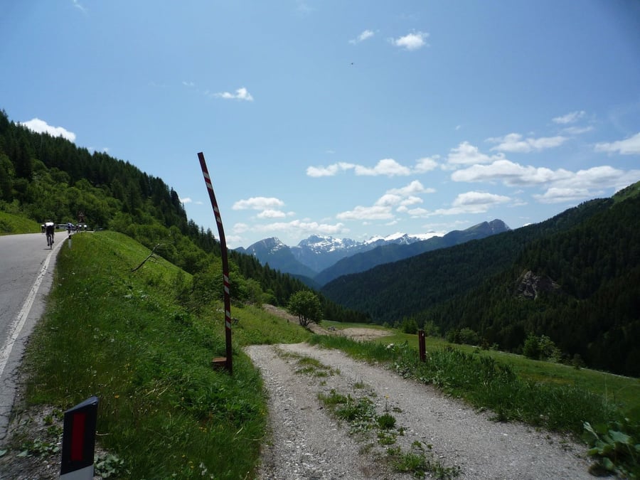 Passo Giau — Ventinove tornanti tra i pascoli e le guglie dolomitiche