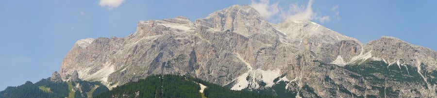 Le Tofane viste da Cortina — Il massiccio dolomitico che sovrasta la conca ampezzana