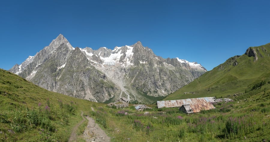 Le Grandes Jorasses dalla Val Ferret — La parete nord che ha scritto la storia dell'alpinismo