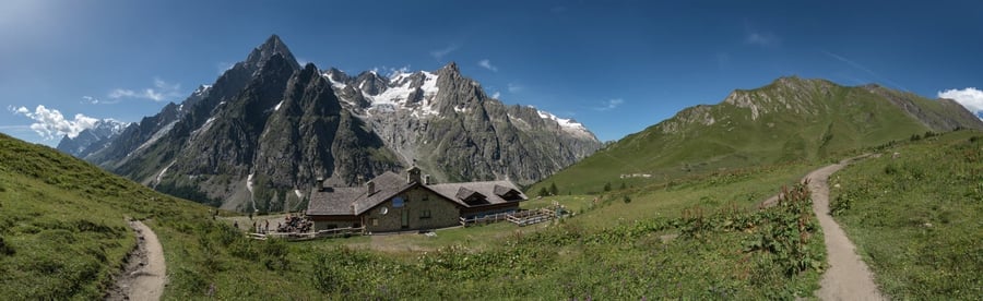 Rifugio Walter Bonatti — Il rifugio in Val Ferret intitolato al grande alpinista