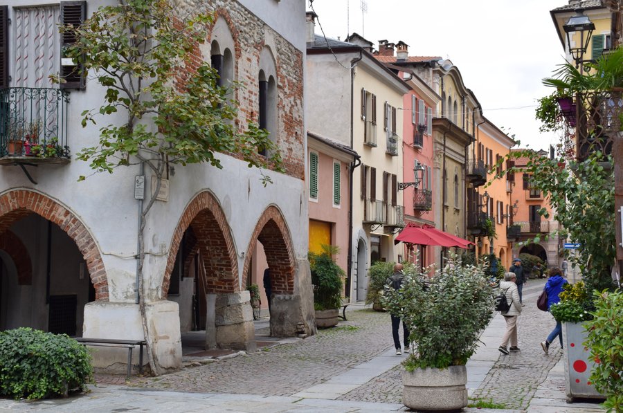 Contrada Mondovì — Una delle vie porticate del centro storico