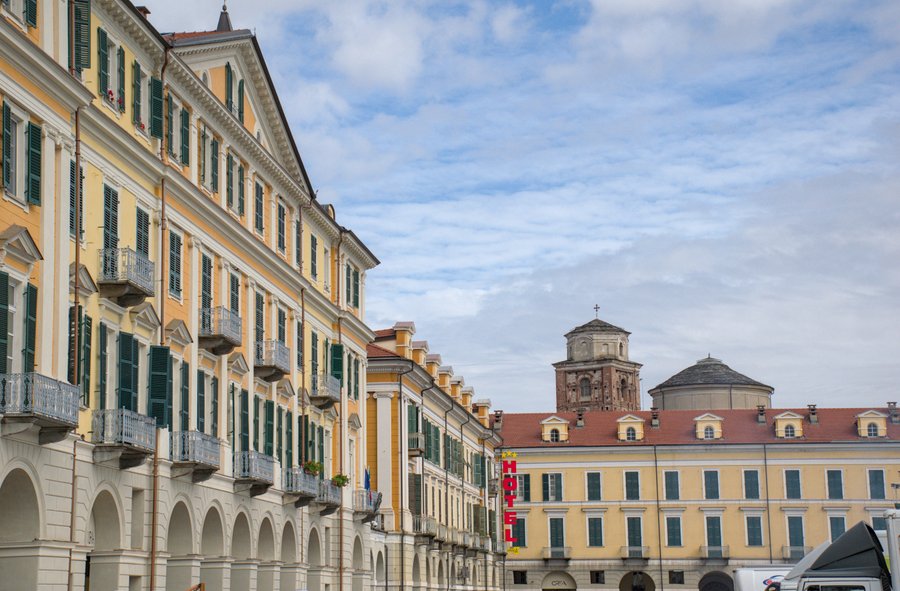 Piazza Galimberti — La piazza porticata nel cuore della città, con la cupola del Duomo sullo sfondo