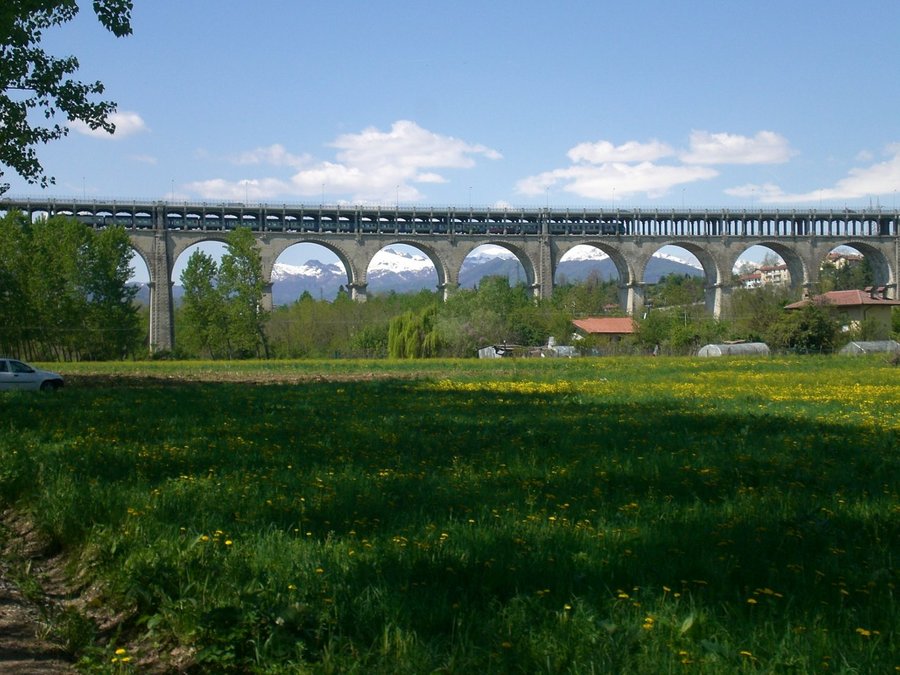 Il viadotto Soleri — Gli archi del viadotto che inquadrano le Alpi Marittime innevate