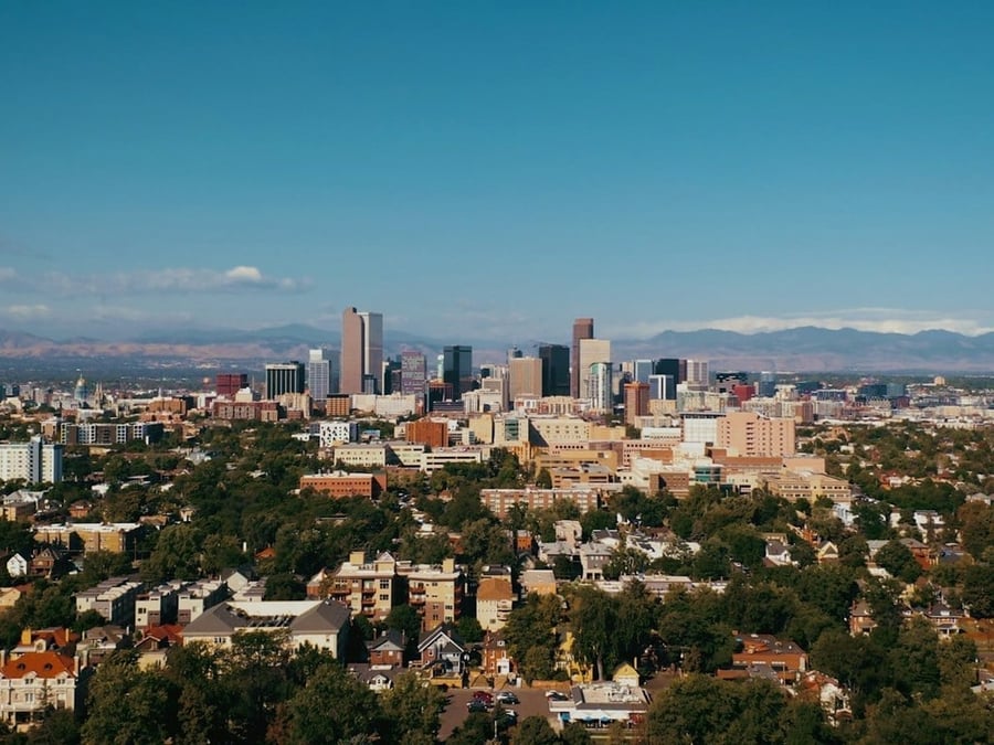 Lo skyline e le Rocky Mountains — Grattacieli in primo piano, montagne all'orizzonte