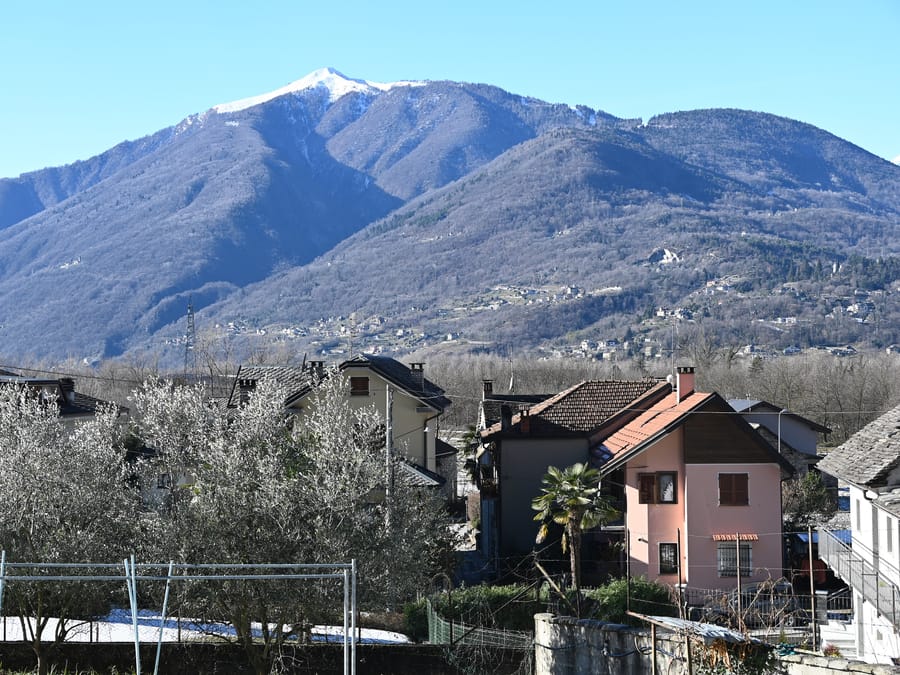 Le montagne sopra la città — Neve sulle cime anche a primavera inoltrata