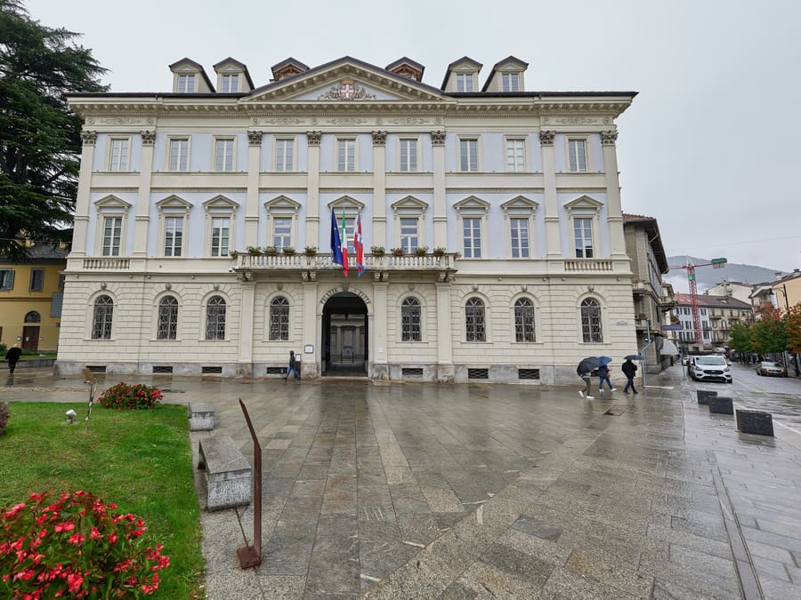 Il Palazzo di Città — La facciata ottocentesca del municipio