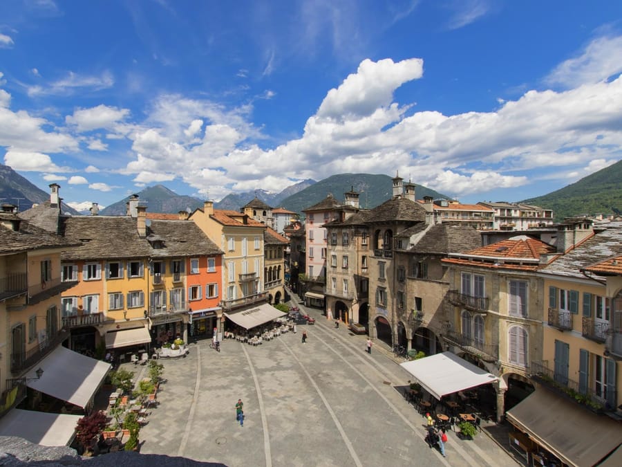 Piazza Mercato — I portici dove si fa mercato dal 1300