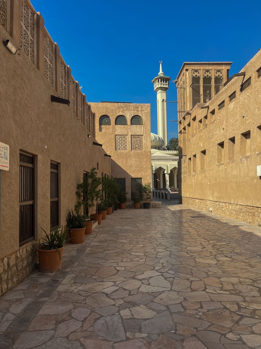Al Fahidi Historical District — Vicoli di corallo e torri del vento prima dei grattacieli