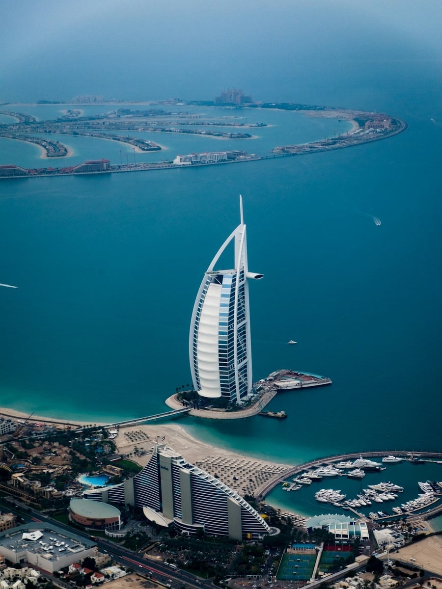 Burj Al Arab — Una vela bianca sospesa sul mare