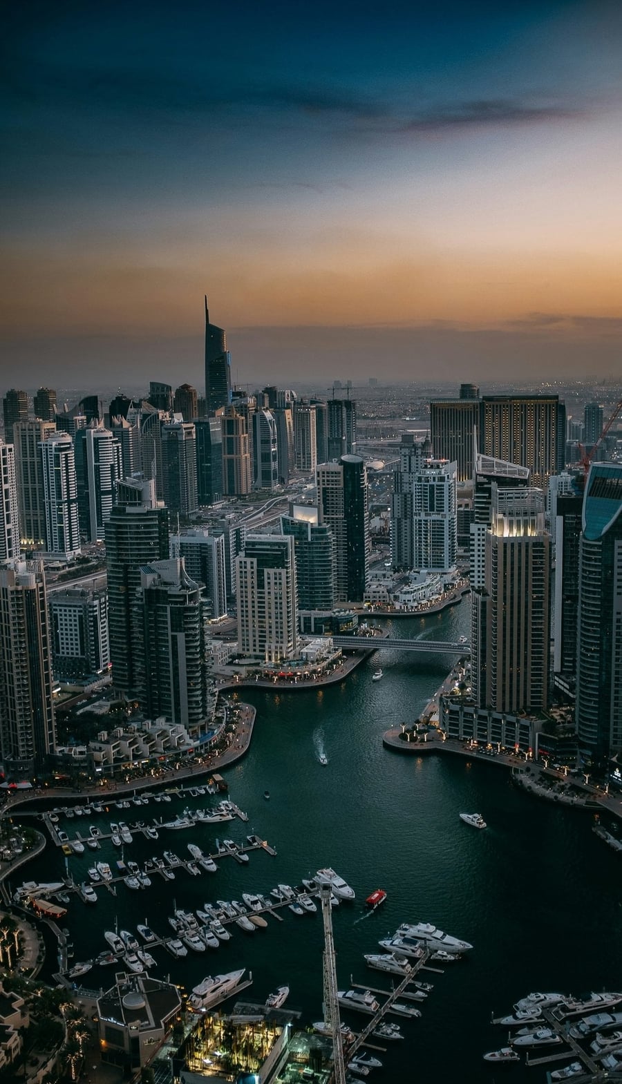 Dubai Marina — Un canale scavato nel deserto, oggi una città verticale