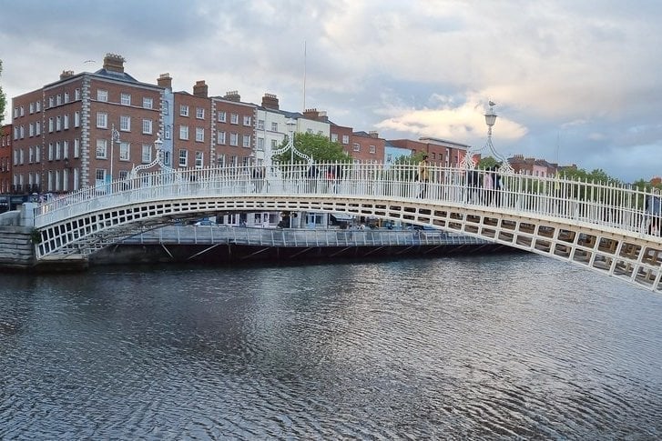 L'Ha'penny Bridge — Il ponte pedonale che prende nome da un pedaggio