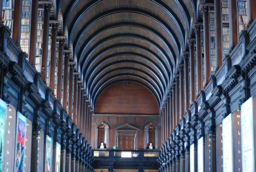 La Long Room del Trinity College — 200.000 libri antichi sotto un unico soffitto a botte