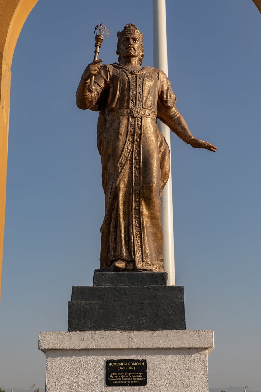 Il monumento a Ismoili Somoni — La statua dorata del fondatore dello stato tagico, alta 13 metri sotto un arco che sfiora i 43
