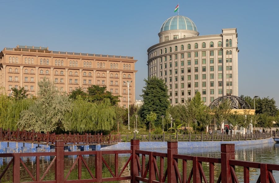 Il centro moderno sul laghetto — I nuovi palazzi del centro di Dushanbe specchiati nel laghetto di Dousti Park