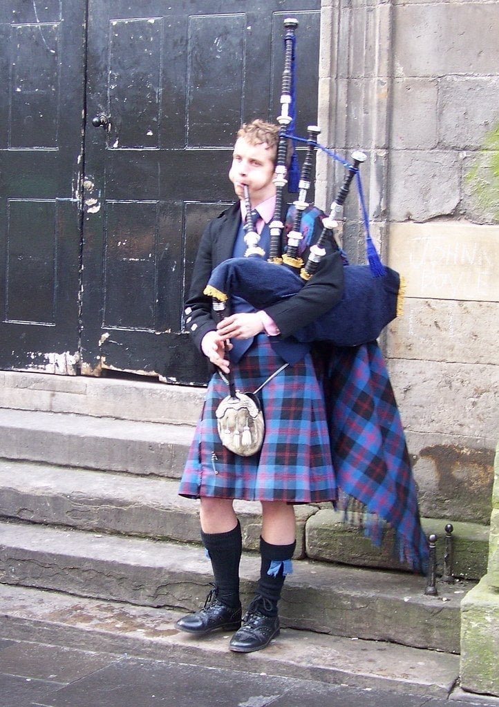 The Fringe Festival — Bagpipes and kilts on the Royal Mile during the world's biggest festival