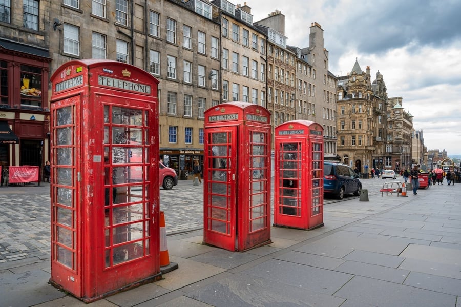 The Royal Mile — From the castle to the royal palace
