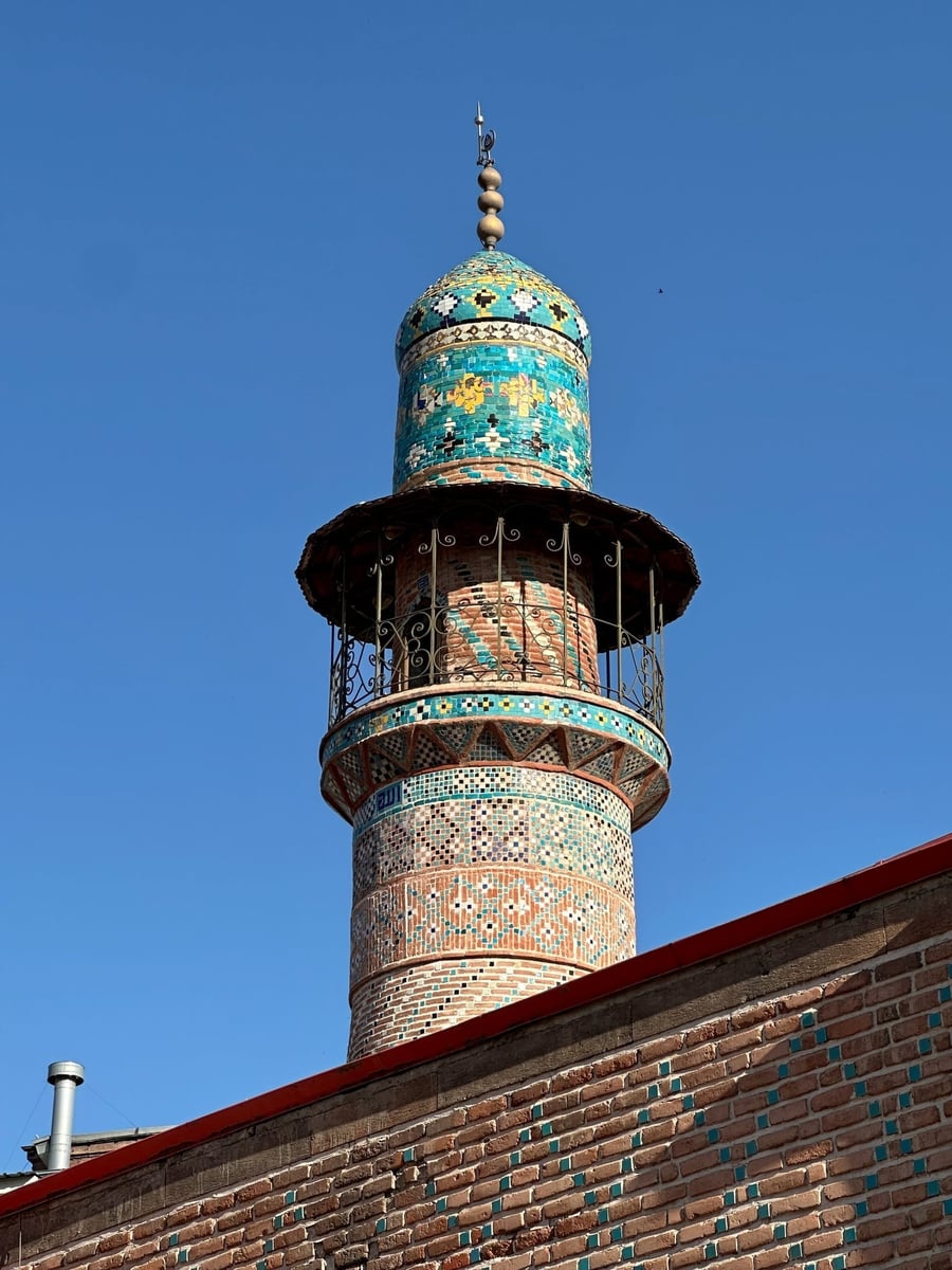 La Moschea Blu — Le maioliche persiane sul viale Mashtots