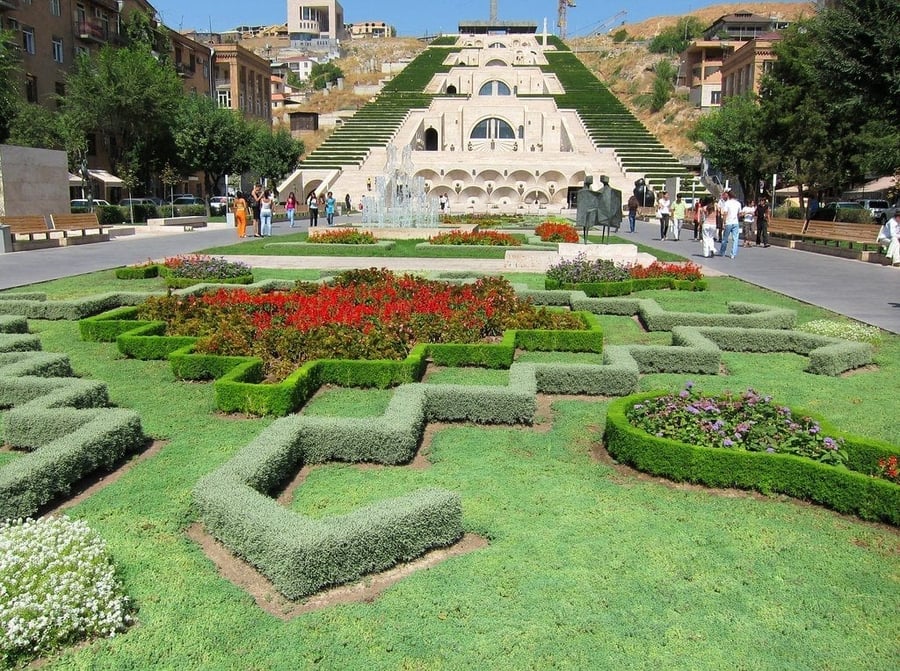 Il Cascade — La scalinata monumentale sopra il centro