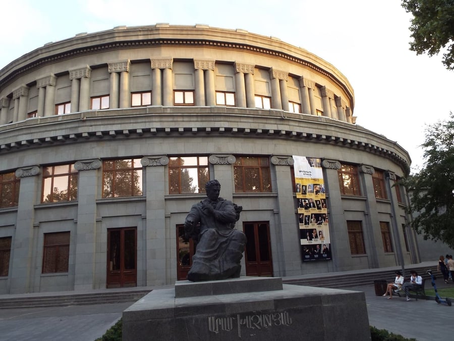 Il Teatro dell'Opera — L'edificio circolare di Piazza della Libertà