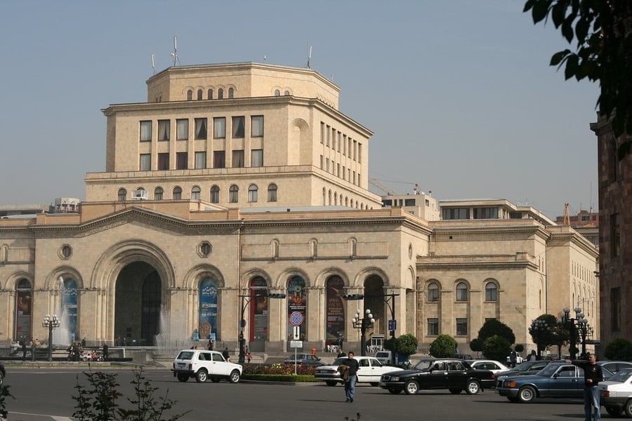 Piazza della Repubblica — Il tufo rosa del cuore di Erevan